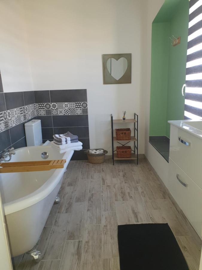 Mas De La Forge Noguier Bed & Breakfast Vergeze Bagian luar foto