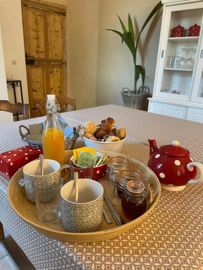 Mas De La Forge Noguier Bed & Breakfast Vergeze Bagian luar foto