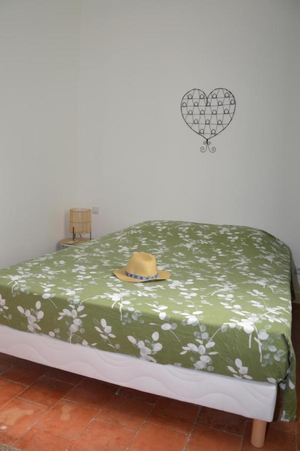 Mas De La Forge Noguier Bed & Breakfast Vergeze Bagian luar foto